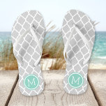 Grau und Aqua-marokkanische Quatrefolienmonogramm Flip Flops<br><div class="desc">Maßgeschneiderte,  bedruckte Flop-Sandalen mit einem stilvollen marokkanischen Quartrefolienmuster und einem eigenen Monogramm oder einem anderen Text in einem Kreisrahmen. Klicken Sie auf Anpassen,  um Schriftart und Farben zu ändern oder eigene Bilder hinzuzufügen,  um ein einzigartiges Design zu erstellen!</div>