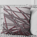 Grau und Burgund Weinkultur und Erde Moderne Kunst Kissen<br><div class="desc">Modernes Kissen mit abstrakter Linienkomposition in Bordeaux und Wein auf grauem Hintergrund. Inspiriert von großen Dünengräsern ist dieses Kissen umkehrbar. Graues und bordeauxrotes künstlerisches Design vorne; kräftiges Grau auf der Rückseite. Das künstlerische Design auf der Vorderseite ist eine vielschichtige Komposition, die Tiefe und Perspektive mit grauen und bordeauxfarbenen Highlights und...</div>