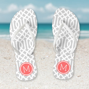 Grau und Coral Trellis Monogram Flip Flops