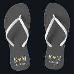 Grau und gelb Moderne Hochzeitmonogramm Flip Flops<br><div class="desc">Maßgeschneiderte gedreht Flop-Sandalen personalisiert mit einem niedlichen Herz und Ihre Monogramm-Initialen und Hochzeitstermin. Klicken Sie auf Anpassen,  um Schriftart und Farben zu ändern oder eigene Bilder hinzuzufügen,  um ein einzigartiges Design zu erstellen!</div>
