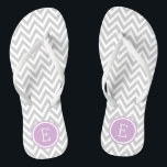Grau und Lila Zickzack Flip Flops<br><div class="desc">Maßgeschneiderte, bedruckte Flop-Sandalen mit einem stilvollen, modernen Zickzack Muster und einem eigenen Monogramm oder einem anderen Text in einem Kreisrahmen. Klicken Sie auf Anpassen, um Schriftart und Farben zu ändern oder eigene Bilder hinzuzufügen, um ein einzigartiges Design zu erstellen!</div>