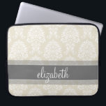 Grau- und Linenmuster Vintag Damask Muster mit Nam Laptopschutzhülle<br><div class="desc">Ein elegantes Muster mit einem eleganten Schriftart,  der für eine weibliche Frau entworfen wurde. Fügen Sie Ihren Namen oder Ihre Monogramm hinzu. Wenn Sie das Kunstwerk anpassen müssen,  klicken Sie auf die Schaltfläche Anpassen,  um Änderungen vorzunehmen.</div>