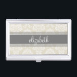 Grau- und Linenmuster Vintag Damask Muster mit Nam Visitenkarten Dose<br><div class="desc">Zeigen Sie Ihren Stil mit einem eleganten Muster mit einem eleganten Schriftart,  der für eine weibliche Frau entworfen wurde. Fügen Sie Ihren Namen oder Ihre Monogramm hinzu. Wenn Sie das Kunstwerk anpassen müssen,  klicken Sie auf die Schaltfläche Anpassen,  um Änderungen vorzunehmen.</div>