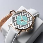 Grau und Mint Zigzags Monogram Armbanduhr<br><div class="desc">Die elegante und schicke Uhrenkonstruktion zeichnet sich durch ein modernes Zickzackmuster,  einen eleganten vierblättrigen oder klebrigen Rahmen und ein dreiteiliges Monogramm aus.</div>