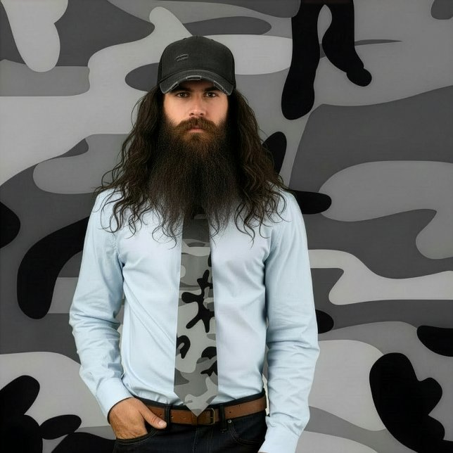 Grau und Schwarz Camouflage Necktie Krawatte (Bearded man wears a gray camo necktie.
)