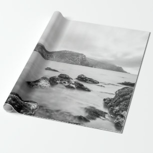 GRAU UND SCHWARZE BERGE IN DER NÄHE DES KÖRPERWASS GESCHENKPAPIER