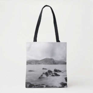GRAU UND SCHWARZE BERGE IN DER NÄHE DES KÖRPERWASS TASCHE