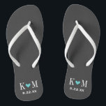 Grau und Türkis Moderne Hochzeitsmonographie Flip Flops<br><div class="desc">Maßgeschneiderte gedreht Flop-Sandalen personalisiert mit einem niedlichen Herz und Ihre Monogramm-Initialen und Hochzeitstermin. Klicken Sie auf Anpassen,  um Schriftart und Farben zu ändern oder eigene Bilder hinzuzufügen,  um ein einzigartiges Design zu erstellen!</div>