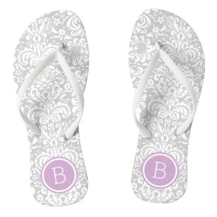 Grau und violett floraler Damast Monogramm Flip Flops