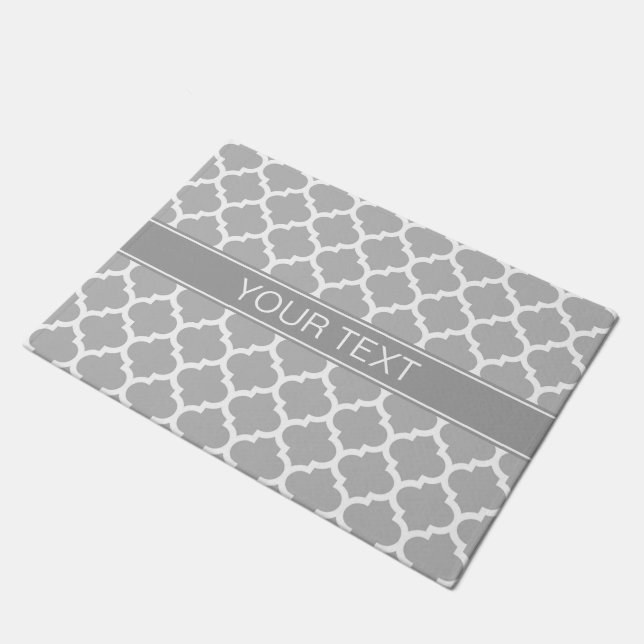 Grau-weiß marokkanisch #5 Dark Gray Name Monogram Fußmatte (Schrägansicht)