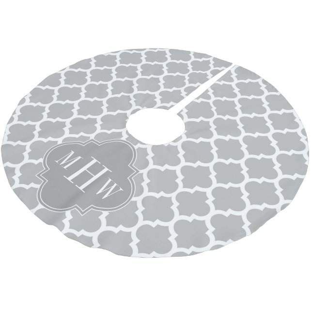 Grau-Weiß-Marokkanisch #5 Grau 3 Initial Monogram Polyester Weihnachtsbaumdecke (Schrägansicht)