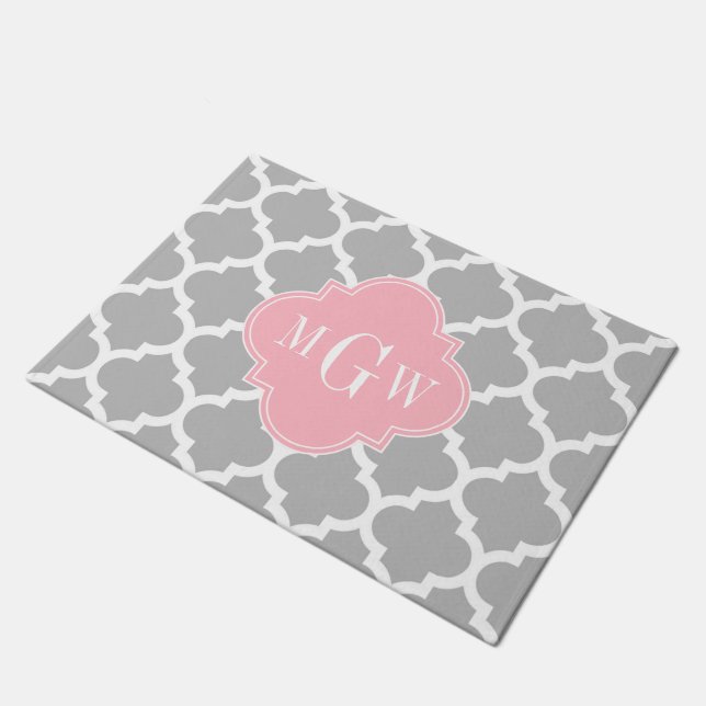 Grau weiß marokkanisch #5 Pink 3 Initial Monogram Fußmatte (Schrägansicht)