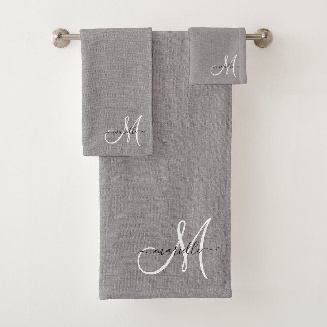 Grau-weiße Monogram-Imitate Badhandtuch Set (Insitu)