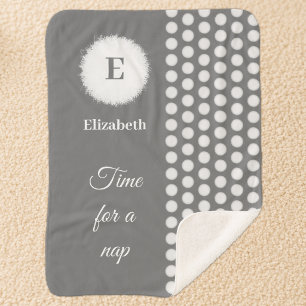 Grau-weiße Monogramm-Zeit für ein Nickerchen Sherpadecke