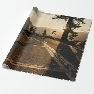 Grauasphaltierte Straße in der Nähe des Gebirges a Geschenkpapier