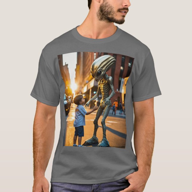 Graue Alien und der Junge in der goldenen Stunde T-Shirt (Vorderseite)