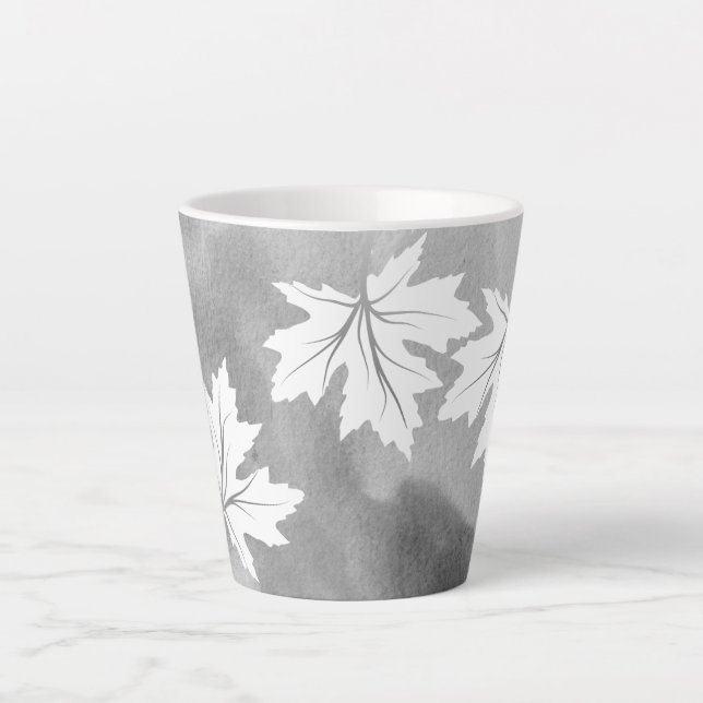 Graue Aquarellfarben und Blätter aus weißem Ahorn Milchtasse (Vorderseite)