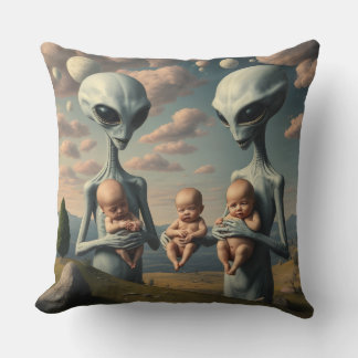 Graue Außerirdischen Cradling menschlicher Babys Kissen