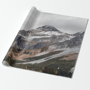 GRAUE BERGE MIT SCHNEE ÜBERDACHT UMGEBEN VON BÄUME GESCHENKPAPIER