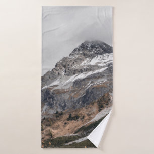GRAUE BERGE MIT SCHNEE UMGEBEN MIT TR BADEHANDTUCH