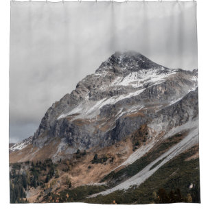 GRAUE BERGE MIT SCHNEE UMGEBEN MIT TR DUSCHVORHANG