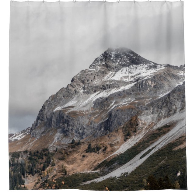 GRAUE BERGE MIT SCHNEE UMGEBEN MIT TR DUSCHVORHANG (Vorderseite)