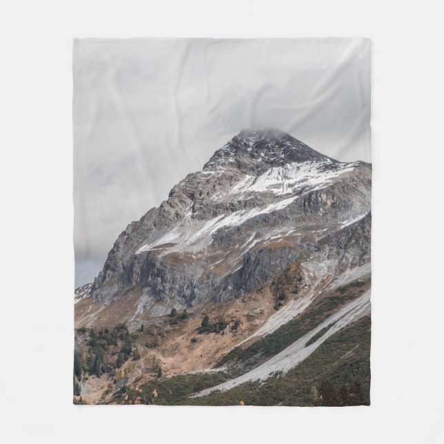 GRAUE BERGE MIT SCHNEE UMGEBEN MIT TR FLEECEDECKE (Vorderseite)