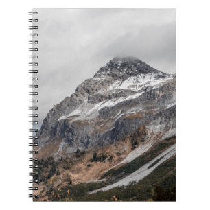 GRAUE BERGE MIT SCHNEE UMGEBEN MIT TR NOTIZBLOCK