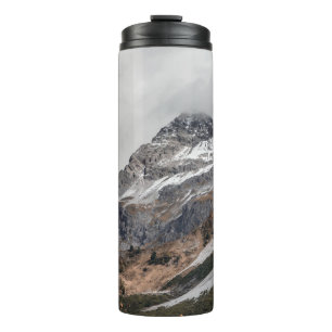 GRAUE BERGE MIT SCHNEE UMGEBEN MIT TR THERMOSBECHER