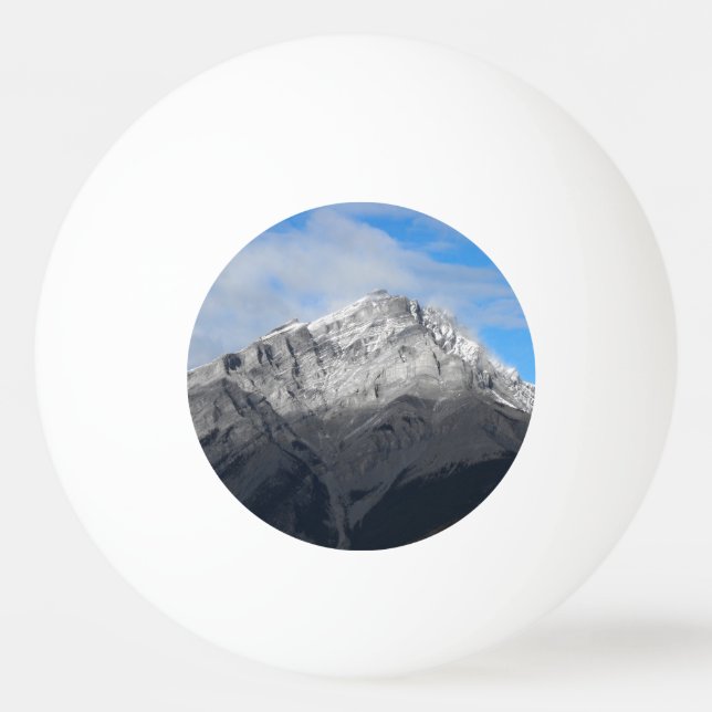 Graue Bergspitze, bewölkter blauer Himmel Tischtennisball (Vorderseite)