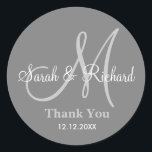 Graue Dankeschön, dass Sie die Monogram-Aufkleber  Runder Aufkleber<br><div class="desc">Initial Sticker mit Braut und Bräutigam Namen, Datum der Hochzeit und ein Dankeschön an Sie, um Ihre Dankbarkeit an Ihrem Hochzeitstag oder jedem besondere Anlass zum Ausdruck zu bringen. .Dieser Monogramm Hochzeitsaufkleber ist in Grautönen gehalten. Weitere Farben stehen für Sie zur Verfügung. Sie können auch Farbe und Schriftart anpassen, indem...</div>
