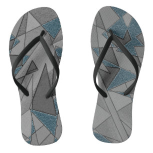 Graue Dreiecksausschnitte mit groben dunkelblauen  Flip Flops