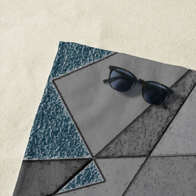 Graue Dreiecksausschnitte mit groben dunkelblauen  Strandtuch (Beispiel)