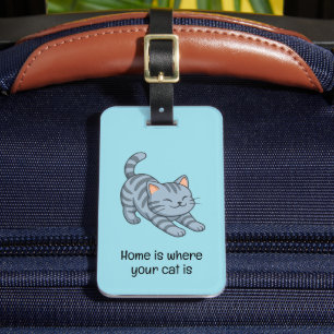 Graue getigerte Katze beim Stretching mit blauem i Gepäckanhänger