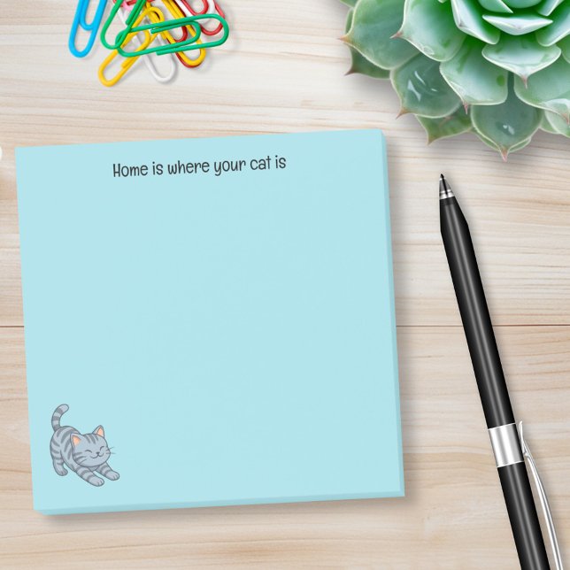 Graue getigerte Streckkatze mit blauem individuell Post-it Klebezettel (Von Creator hochgeladen)