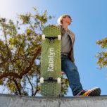 Graue Golddoten abstrakte Aquarellfarben-Monogramm Skateboard<br><div class="desc">Mit diesem personalisierten individuelle Name Skateboard können Sie Flair auf Ihren Straßen verbringen. Moderne, trendige, weiße, bedrückte Typografie und Grafik, goldene Folienteile überlagern einen grünen Aquarellhintergrund. Macht jedes Mal, wenn Sie auf dem Bürgersteig surfen, eine coole und stilvolle Aussage. Ein großartiges Geschenk für jemanden, der etwas Besonderes macht, auch für...</div>