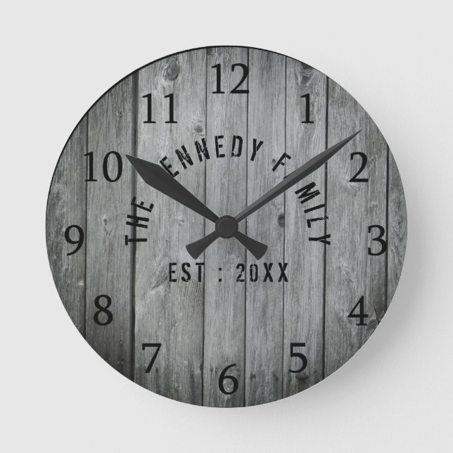 Graue Holzbauernfamilie Runde Wanduhr (Vorderseite)