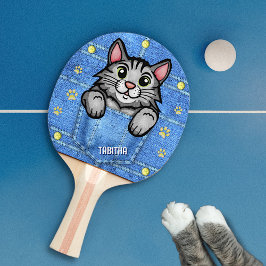 Graue Katze in Imitaten Denim Pocket mit Individue Tischtennis Schläger
