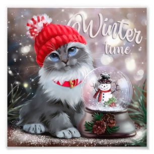Graue Katze in roter Kappe und Schneemann in einem Fotodruck