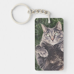 graue Katze liegt im Gras Acryl-Schlüsselanhänger Schlüsselanhänger