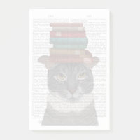Graue Katze mit Büchern auf Kopf