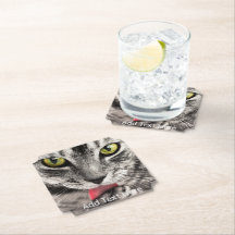 Graue Katze mit gelben Augen leckende Paste