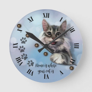 Graue Katze pinkelt aus der Tasche Runde Wanduhr