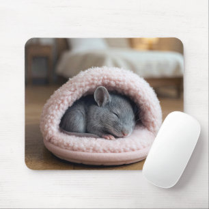 Graue Maus schläft in einem rosa Pantoffel Mousepad