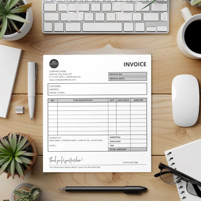 Graue Minimalistische Rechnungsvorlage für kleine  Notizblock (Grey Minimalist Small Business Invoice Template Notepad desk top mock up)