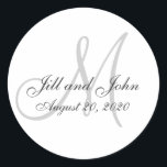 Graue Monogramm-Gastgeschenk Hochzeit Runder Aufkleber<br><div class="desc">Gray Monogram Wedding Initial Bride Groom Gunst Sticker oder für Hochzeitseinladungen Umschlag Aufkleber. Vollständig anpassbar. Elke Clarke©2009</div>