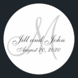 Graue Monogramm-Gastgeschenk Hochzeit Runder Aufkleber<br><div class="desc">Gray Monogram Wedding Initial Bride Groom Gunst Sticker oder für Hochzeitseinladungen Umschlag Aufkleber. Vollständig anpassbar. Elke Clarke©2009</div>