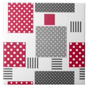 Graue rote Punkte-Patchwork auf weißem Hintergrund Fliese