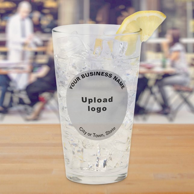 Graue rund geformte Markenbezeichnung für Glass Cu Glas (Build brand name awareness. Gray round business brand on glass cup.)