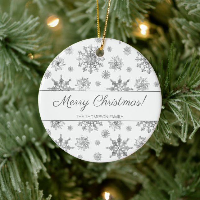 Graue Schneeflocken und gebräuchlicher Familiennam Keramik Ornament (Baum)